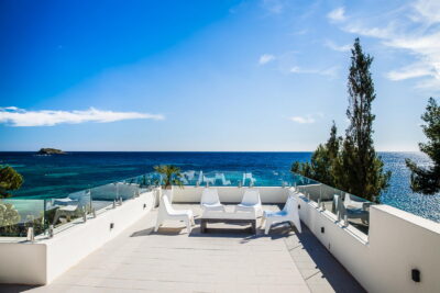 Exclusive villas directly by the sea with 2 pools up to 18 persons 