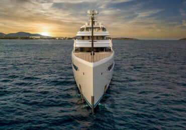 Experience the luxurious tête-à-tête of superyachts in Ibiza! A superyacht the ultimate luxury vacation experience!